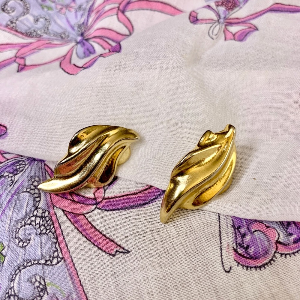 ✨80s Gold Clip Ons✨